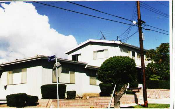 1032 W 37th St in San Pedro, CA - Building Photo