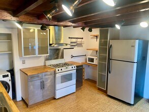 18 Tremont St, Unit 2 in Cambridge, MA - Foto de edificio - Building Photo