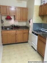 349 Pleasant St, Unit C-6 in Malden, MA - Foto de edificio - Building Photo