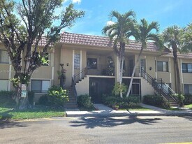 302 Lakeview Dr in Weston, FL - Building Photo