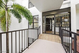 221 La Peninsula Blvd in Naples, FL - Foto de edificio - Building Photo