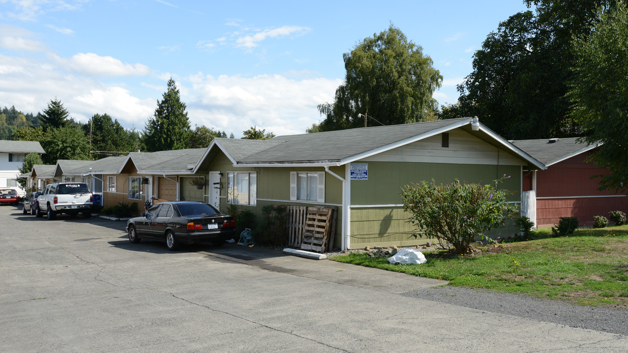 North Pacific Court Apartments in Kelso, WA - Building Photo