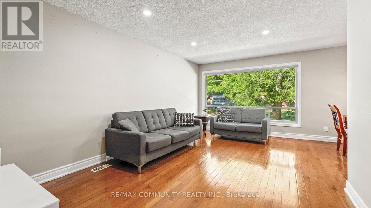 21 Thornbeck Dr in Toronto, ON - Building Photo