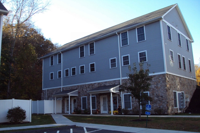 28 Armstrong Rd, Unit B12 in Coventry, CT - Foto de edificio - Building Photo