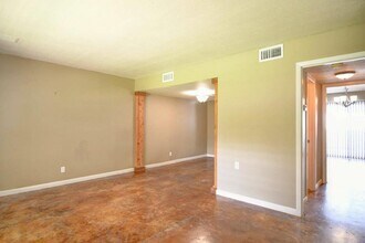 1944 Leslie Dr in Kerrville, TX - Building Photo - Building Photo
