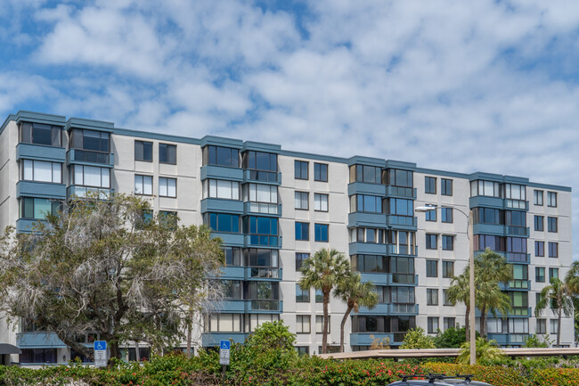 Bay House in Clearwater, FL - Foto de edificio - Building Photo