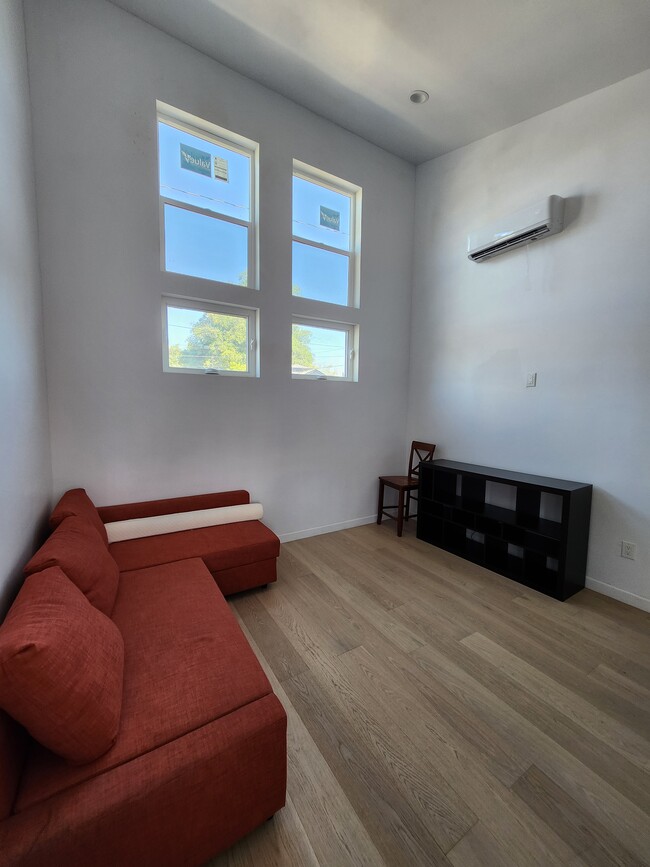 556 Randolph St in Pomona, CA - Building Photo - Building Photo