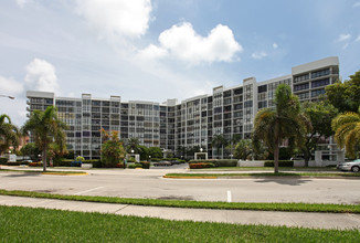 Oceanview Park in Hollywood, FL - Building Photo - Building Photo