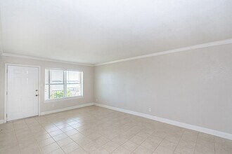 3535 E NASA Pkwy, Unit 105 in Seabrook, TX - Building Photo - Building Photo