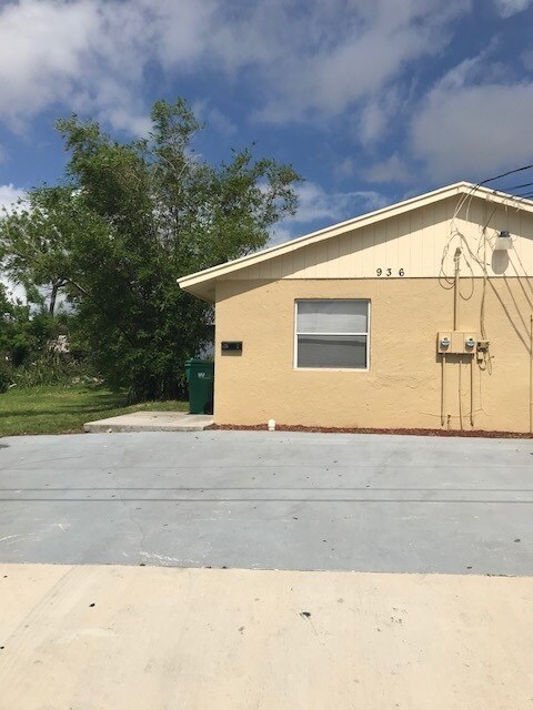 936 W 9th St in Riviera Beach, FL - Building Photo