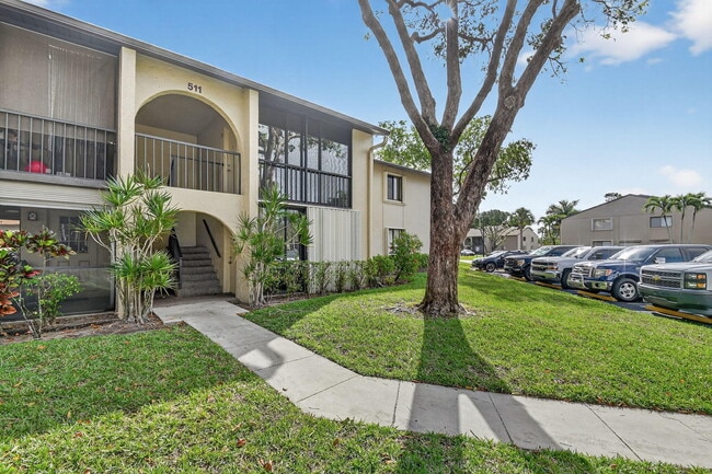 511 Shady Pine Way in Greenacres, FL - Building Photo - Building Photo