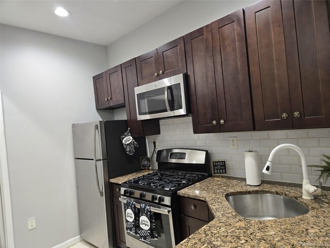 18-23 Menahan St in Queens, NY - Building Photo - Building Photo