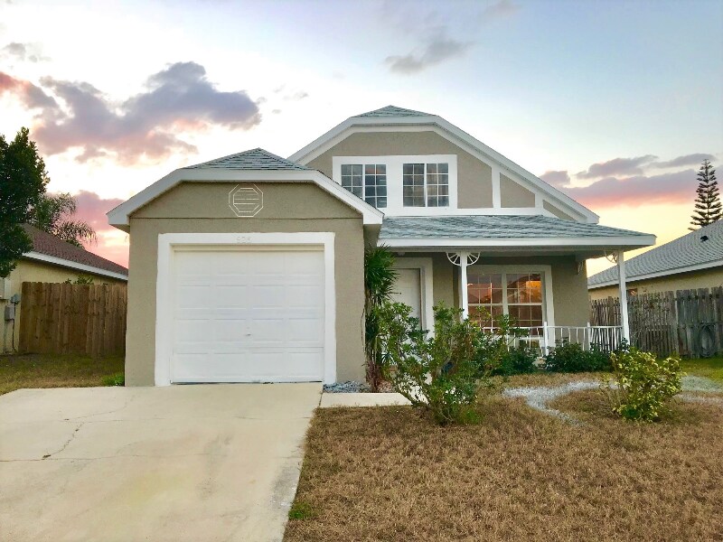 925 Belvoir Dr in Davenport, FL - Foto de edificio