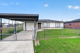 1200 Cypress St in Baytown, TX - Building Photo