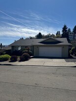 2245 NW Cabrillo Ct in Roseburg, OR - Building Photo