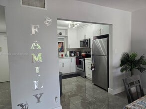 13715 Kendale Lakes Cir, Unit A-308 in Miami, FL - Building Photo - Building Photo