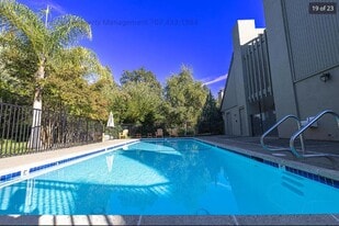 202 Foss Creek Cir in Healdsburg, CA - Building Photo