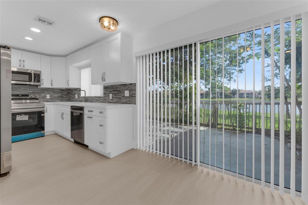 9745 NW 37th St in Sunrise, FL - Building Photo
