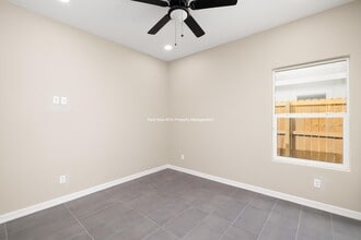 11006 N 33rd Ln, Unit 2B in McAllen, TX - Foto de edificio - Building Photo