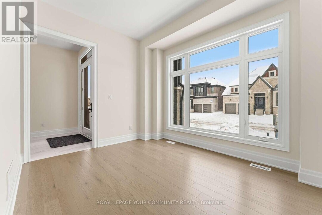 15 Saxby Farm Ave in King, ON - Building Photo