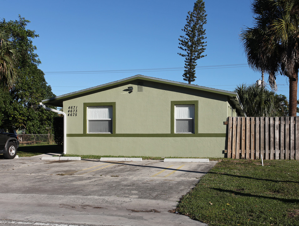 4671 Vilma Ln in West Palm Beach, FL - Building Photo