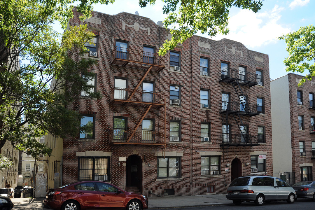 21-43 27th St in Astoria, NY - Building Photo