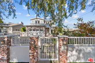 12345 Huston St in Los Angeles, CA - Foto de edificio - Building Photo