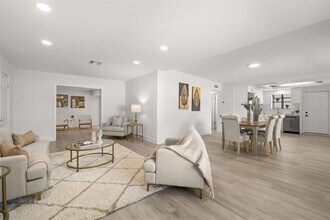 4135 Des Moines St NE, Unit 208-4 in St. Petersburg, FL - Building Photo - Building Photo