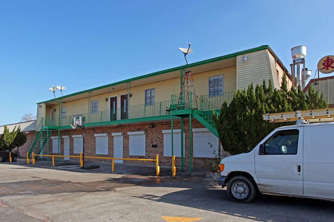 14207 Chef Menteur Hwy in New Orleans, LA - Building Photo