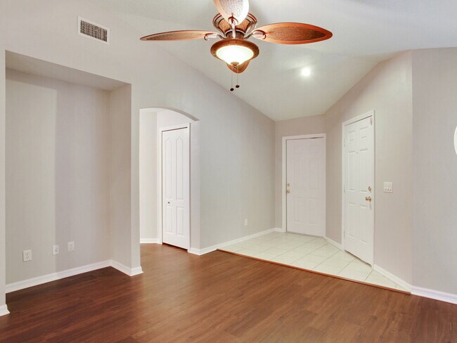 926 Lake Shore Ranch Dr in Seffner, FL - Building Photo - Building Photo