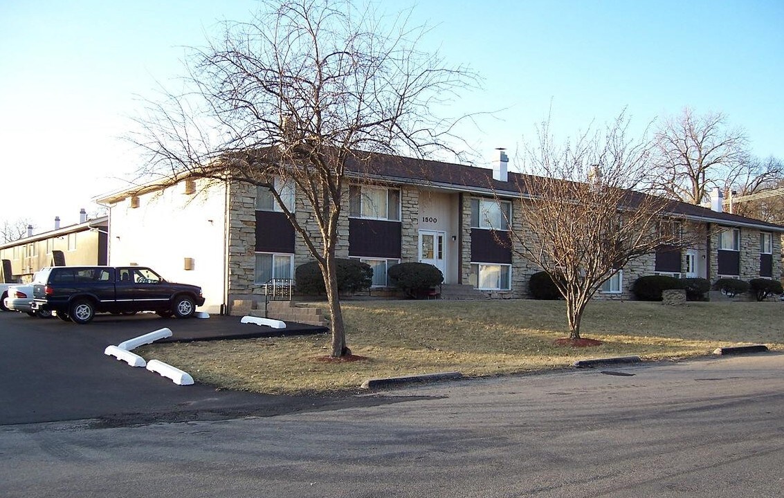 Julie Ann Square Apartments in Cedar Rapids, IA - Building Photo