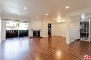 14990 Victory Blvd in Los Angeles, CA - Building Photo