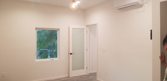 24336 Crestlawn St, Unit J-ADU in Woodland Hills, CA - Building Photo - Building Photo