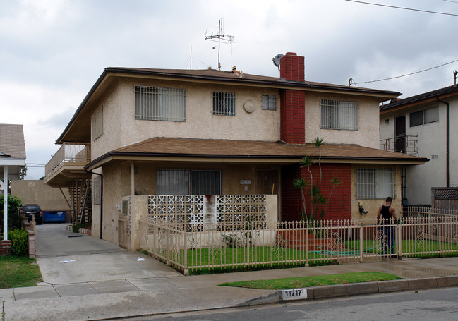 11717 Cedar Ave in Hawthorne, CA - Foto de edificio - Building Photo