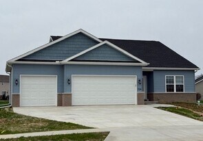 728 Stephanie Ct in Washington, IL - Building Photo