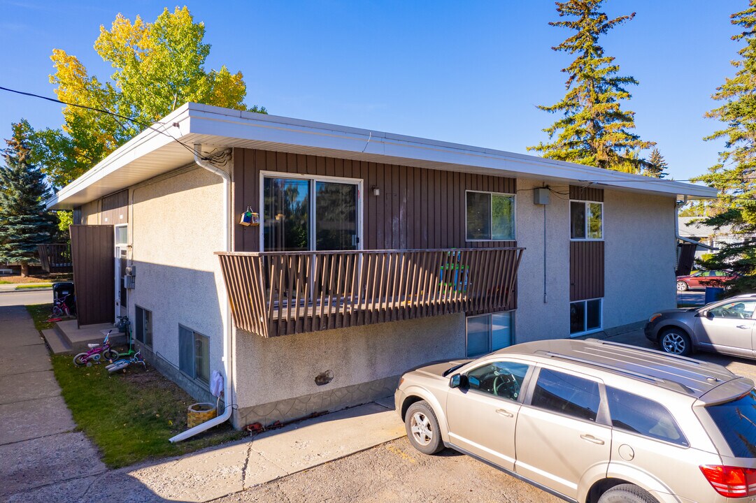 4836 Varsity Dr NW in Calgary, AB - Building Photo