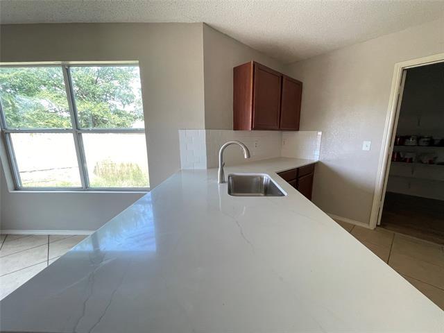1002 Richmond Dr in Ennis, TX - Foto de edificio - Building Photo