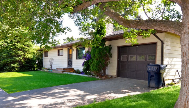 1223 N 8th Ave