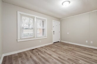 5578 Owens Dr in Austell, GA - Foto de edificio - Building Photo