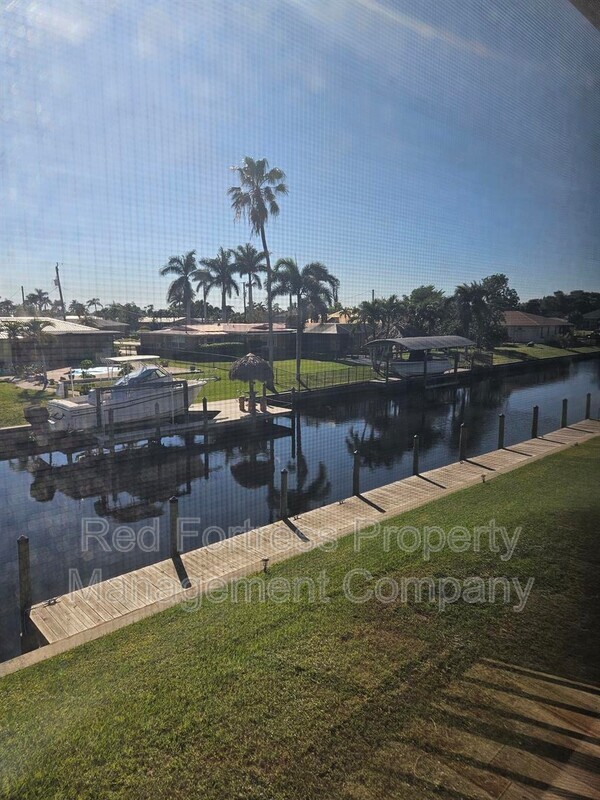 1304 Miramar St in Cape Coral, FL - Foto de edificio - Building Photo