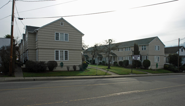 Winchester Court Apartments in Roseburg, OR - Foto de edificio - Building Photo