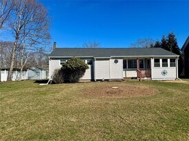 220 Fiddler Ln in Greenport, NY - Building Photo