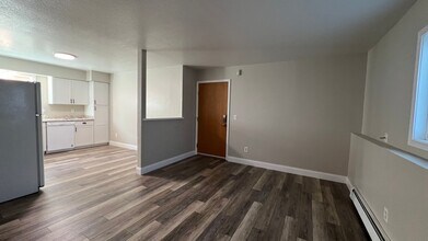 1103 Karluk St-Unit -4 in Anchorage, AK - Building Photo - Building Photo