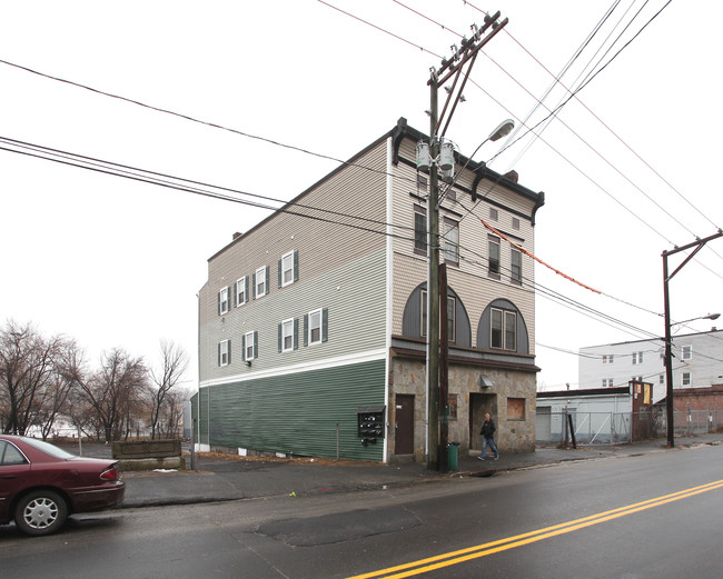 770 E Main St in Waterbury, CT - Building Photo - Building Photo