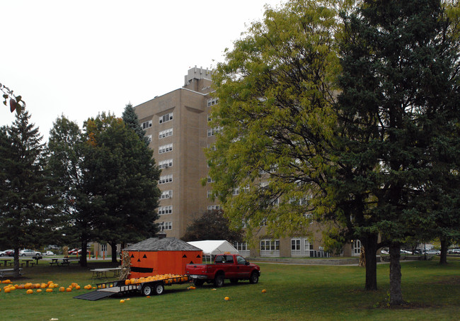 Stonequist Apartments in Saratoga Springs, NY - Foto de edificio - Building Photo