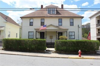318 3rd Ave in Woonsocket, RI - Foto de edificio - Building Photo