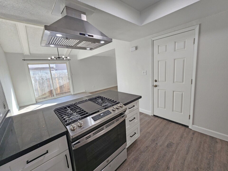 1134-1134 Clinton Rd in Sacramento, CA - Building Photo
