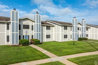 Whitehall Apartments in Topeka, KS - Building Photo - Building Photo