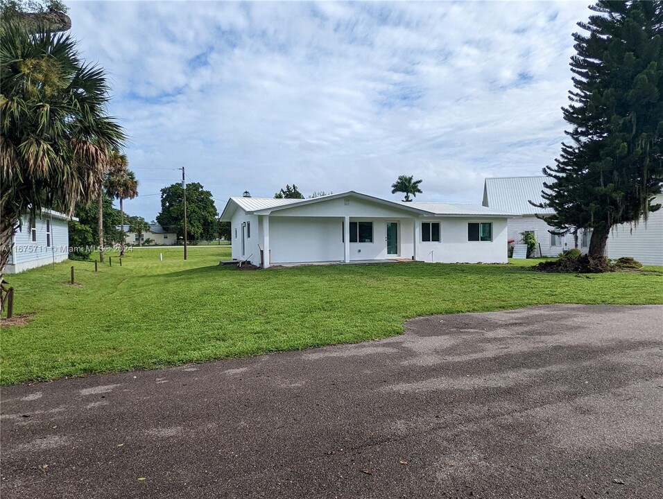 171 Moore Haven in Moore Haven, FL - Foto de edificio