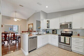 303 E Riverbend Dr in Sunrise, FL - Building Photo - Building Photo